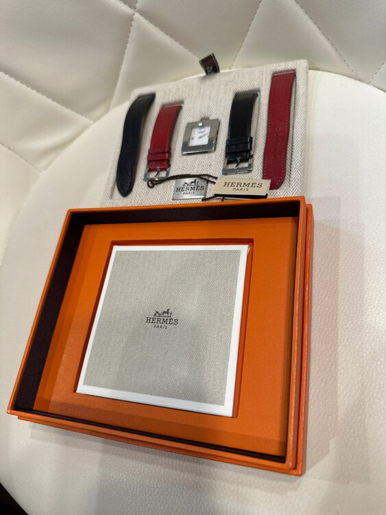 腕時計　ベルト赤・黒（ブランド財布・小物）の商品画像 - 査定依頼日：2025年4月15日 - 最高査定価格：40,000円