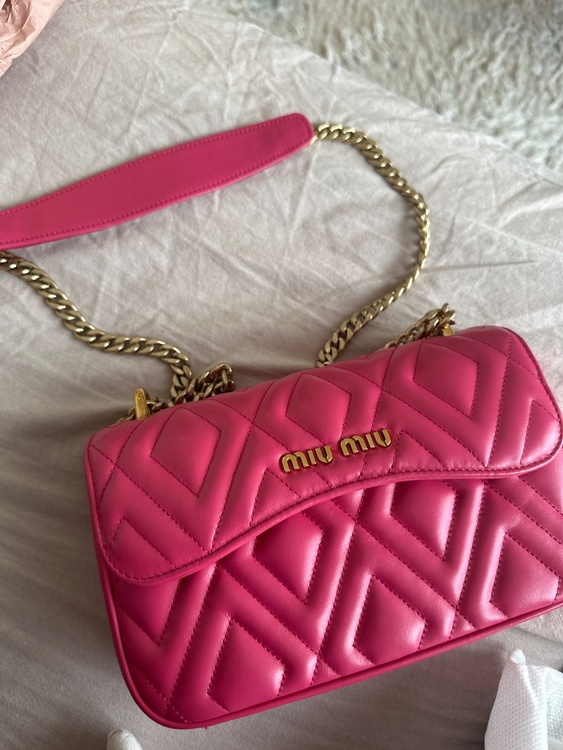 ミュウミュウ  （ブランドバッグ）の商品画像 - 査定依頼日：2026年4月5日 - 最高査定価格：47,000円