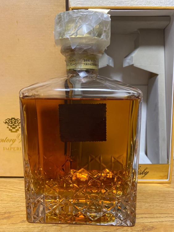 サントリーウイスキーインペリアル　600ml 43%（お酒）の商品画像 - 査定依頼日：2025年8月19日 - 最高査定価格：18,000円