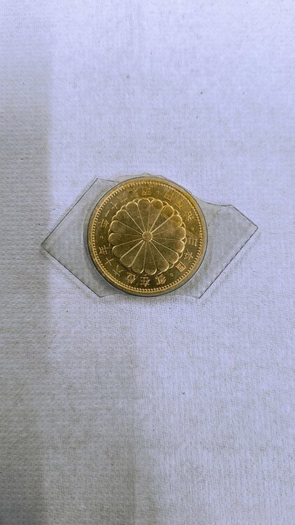 昭和61年 天皇陛下御在位60年記念１０万円金貨（金・貴金属）の商品画像 - 査定依頼日：2025年12月24日 - 最高査定価格：100,000円