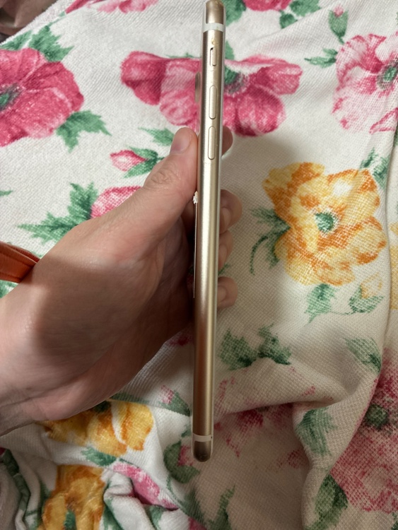 iPhone7plus ゴールド（スマホ）の商品画像 - 査定依頼日：2026年6月10日 - 最高査定価格：2,000円