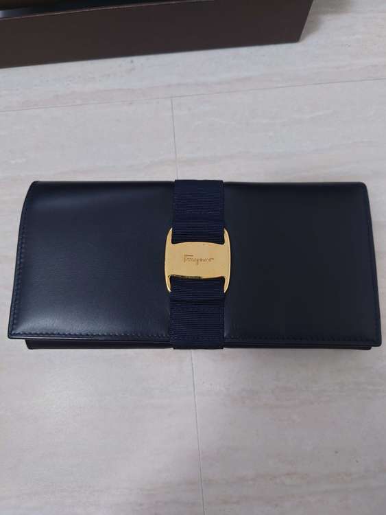 フェラガモ 長財布 ガンチーニ（ブランド財布・小物）の商品画像 - 査定依頼日：2022年9月16日 - 最高査定価格：2,000円
