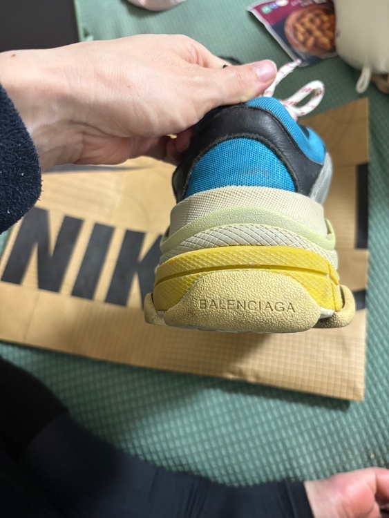 BALENCIAGA Triple S（古着・ファッション）の商品画像 - 査定依頼日：2026年4月11日 - 最高査定価格：13,000円
