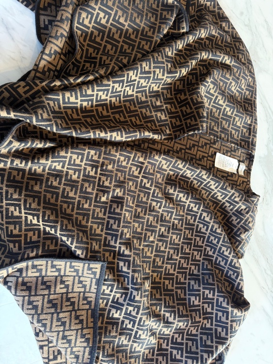 フェンディ  ショール（古着・ファッション）の商品画像 - 査定依頼日：2025年12月26日 - 最高査定価格：20,000円