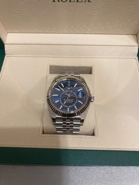ロレックス スカイドゥエラー 33693（高級時計）の商品画像 - 査定依頼日：2025年12月2日 - 最高査定価格：3,750,000円
