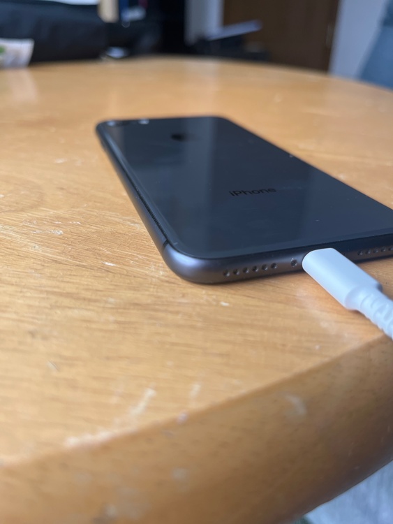 iPhone8 64GB docomo（スマホ）の商品画像 - 査定依頼日：2026年4月5日 - 最高査定価格：2,000円