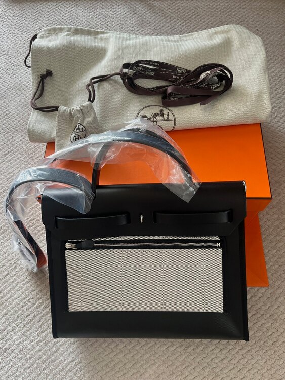 エールバックジップ31 H072069CKAA（ブランドバッグ）の商品画像 - 査定依頼日：2025年4月19日 - 最高査定価格：420,000円