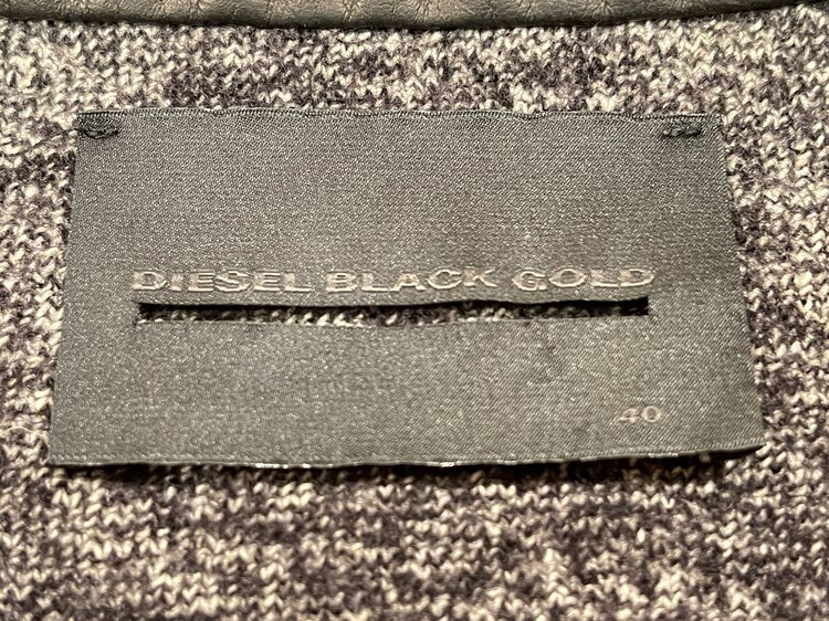 ディーゼルブラックゴールドジャケット（古着・ファッション）の商品画像 - 査定依頼日：2024年12月12日 - 最高査定価格：500円