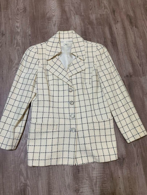 カールラガーフェルドのスカートスーツ（古着・ファッション）の商品画像 - 査定依頼日：2025年6月12日 - 最高査定価格：2,000円