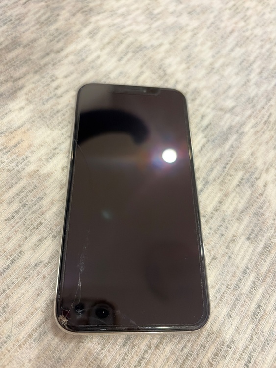 iPhone iPhoneX 64GB au（スマホ）の商品画像 - 査定依頼日：2026年8月9日 - 最高査定価格：5,500円