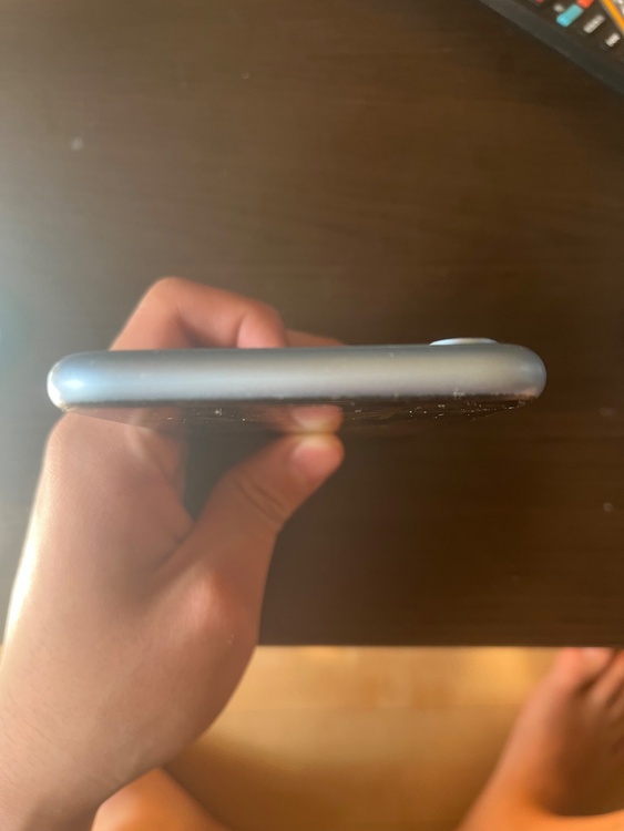 iPhoneXR 64GB au（スマホ）の商品画像 - 査定依頼日：2026年3月23日 - 最高査定価格：8,000円