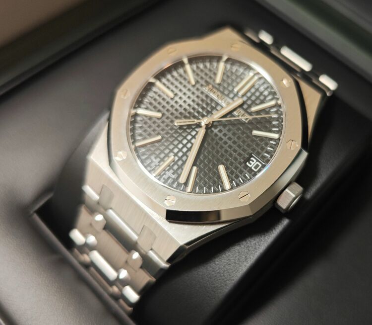 ロイヤルオーク ブラック15510ST（高級時計）の商品画像 - 査定依頼日：2025年11月29日 - 最高査定価格：6,820,000円