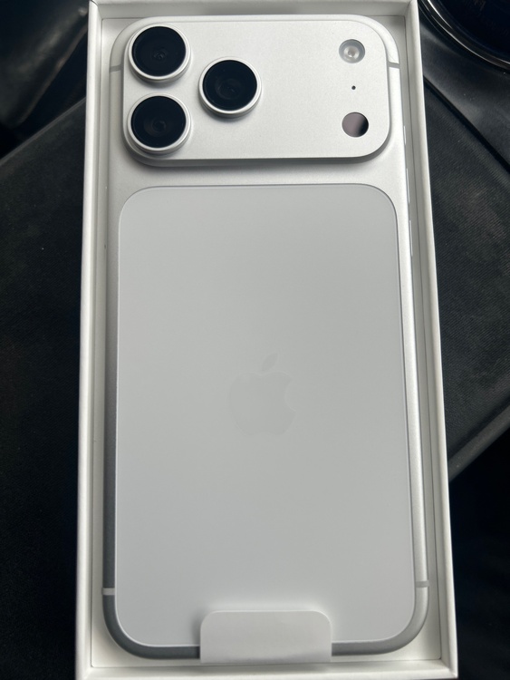 iPhone iPhone 17 Pro Max 512GB au（スマホ）の商品画像 - 査定依頼日：2026年6月3日 - 最高査定価格：233,000円