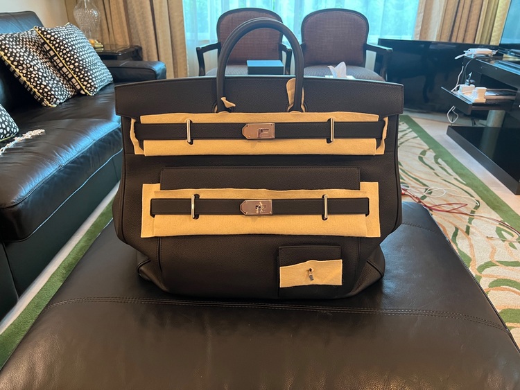 50 Multipockets Togo 89 Noir（ブランドバッグ）の商品画像 - 査定依頼日：2025年7月21日 - 最高査定価格：4,500,000円