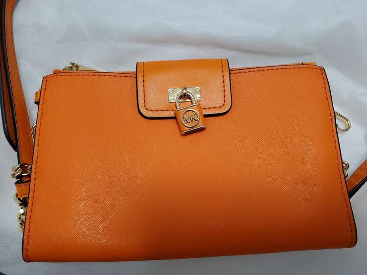 MICHAEL KORS　オレンジポシェット（ブランド財布・小物）の商品画像 - 査定依頼日：2023年11月28日 - 最高査定価格：5,500円