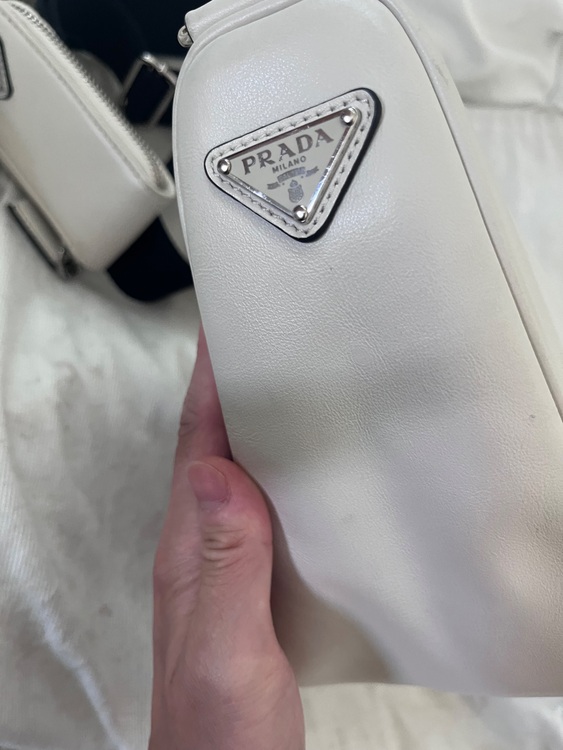 トライアングル レザー ショルダーバッグ ホワイト（ブランドバッグ）の商品画像 - 査定依頼日：2025年7月28日 - 最高査定価格：160,000円