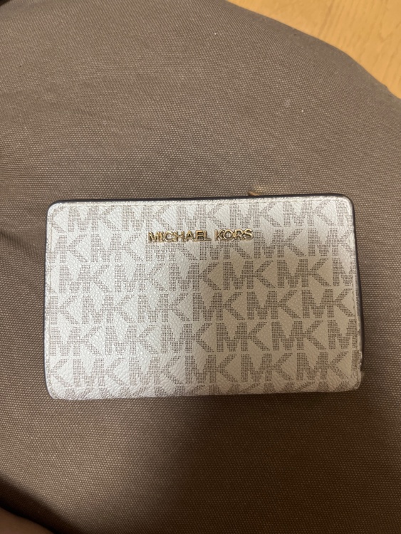 JET SET TRAVEL ビルフォールド ジップ コンパクトウォレット ミデ（ブランド財布・小物）の商品画像 - 査定依頼日：2026年5月26日 - 最高査定価格：8,000円