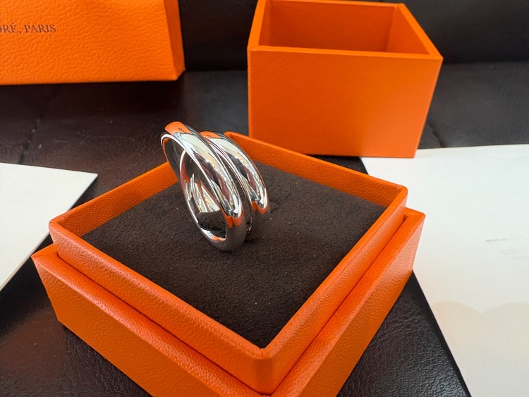 新品未使用HERMES リング13号＜ヴェルティージュ＞（金・貴金属）の商品画像 - 査定依頼日：2025年11月4日 - 最高査定価格：70,000円