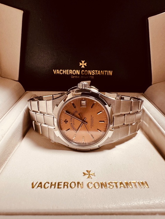 ヴァシュロン コンスタンタン オーヴァーシーズ 42040/423a（高級時計）の商品画像 - 査定依頼日：2025年12月26日 - 最高査定価格：1,950,000円