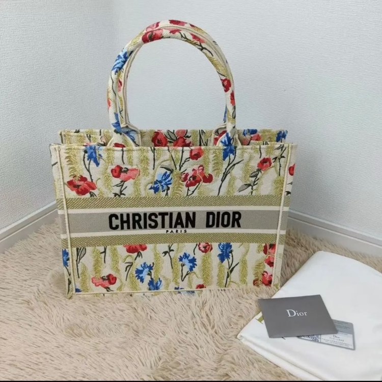 ブックトート 花柄（ブランドバッグ）の商品画像 - 査定依頼日：2023年9月1日 - 最高査定価格：300,000円