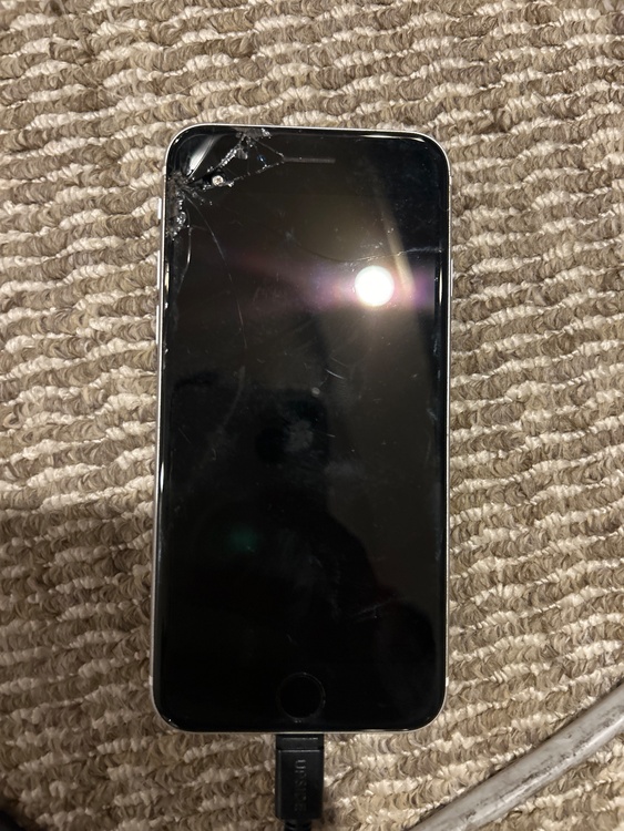 iPhone iPhone SE (第 2 世代) 128GB au（スマホ）の商品画像 - 査定依頼日：2026年8月26日 - 最高査定価格：4,500円