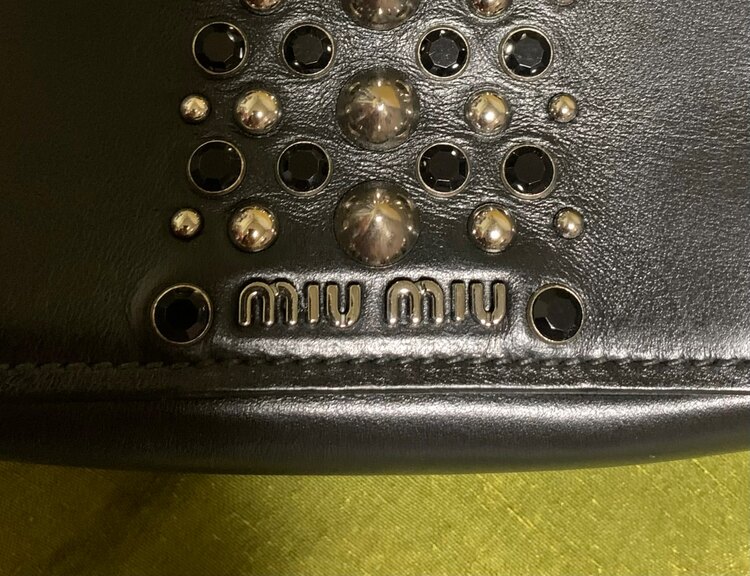 MIUMIU スタッズ ショルダーバッグ（ブランドバッグ）の商品画像 - 査定依頼日：2025年4月16日 - 最高査定価格：20,000円