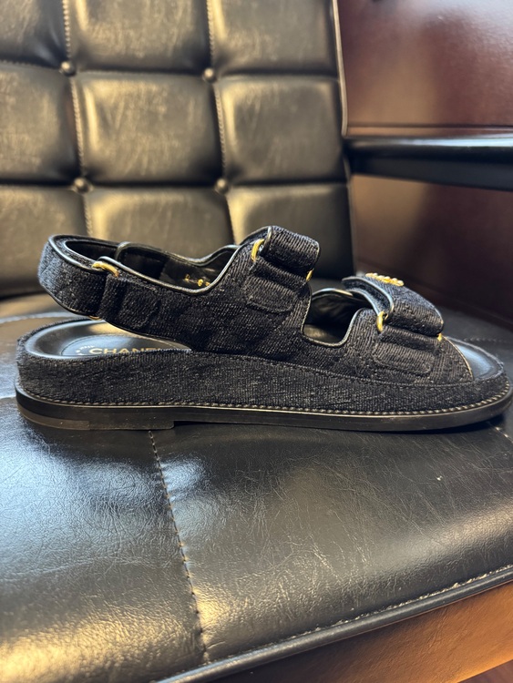 CHANELシャネルネイビーフットベットサンダル ネイビー レディース（古着・ファッション）の商品画像 - 査定依頼日：2025年9月17日 - 最高査定価格：40,000円