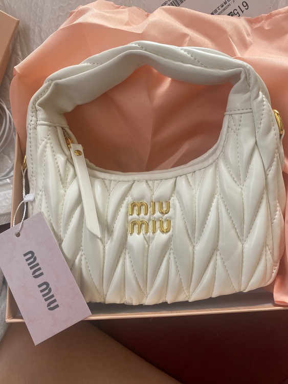 ミュウミュウ  （ブランドバッグ）の商品画像 - 査定依頼日：2025年9月22日 - 最高査定価格：185,000円