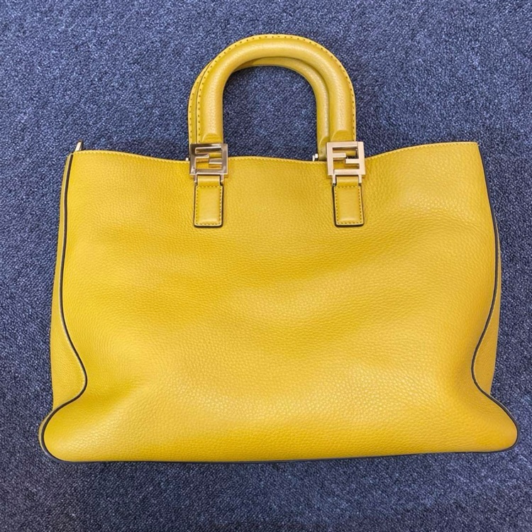 FENDI セレリアFFトート　ミディアム（ブランドバッグ）の商品画像 - 査定依頼日：2025年8月4日 - 最高査定価格：70,000円