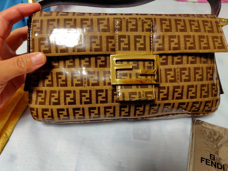 FENDI マンマバゲット ズッカピッコロ エナメル（ブランドバッグ）の商品画像 - 査定依頼日：2026年9月21日 - 最高査定価格：70,000円