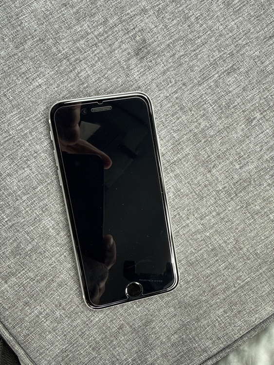 iPhone SE (第 2 世代) 64GB SIMフリー（スマホ）の商品画像 - 査定依頼日：2026年4月21日 - 最高査定価格：13,000円