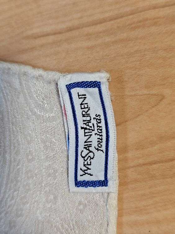 イブサンローラン　スカーフ（ブランド財布・小物）の商品画像 - 査定依頼日：2025年9月30日 - 最高査定価格：1,200円