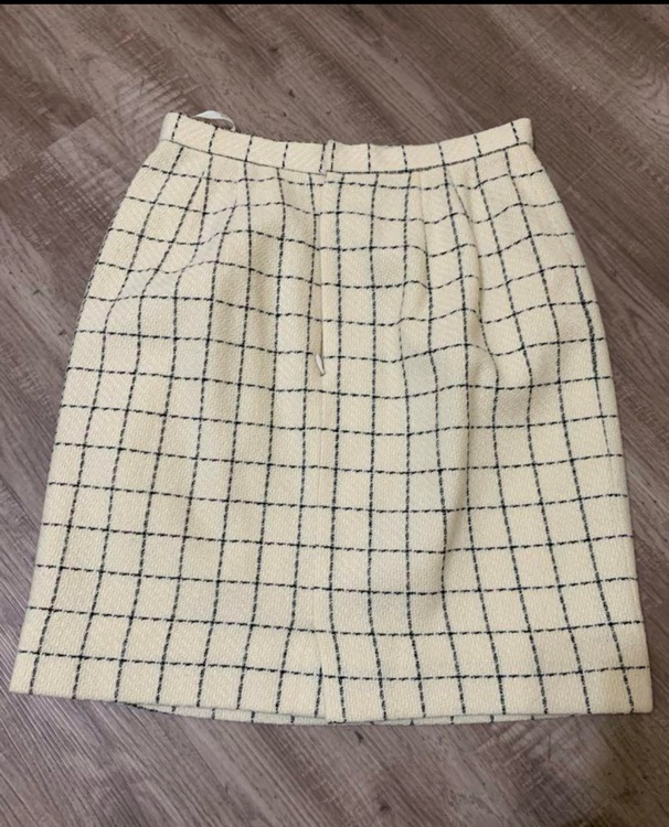 カールラガーフェルドのスカートスーツ（古着・ファッション）の商品画像 - 査定依頼日：2025年6月12日 - 最高査定価格：2,000円