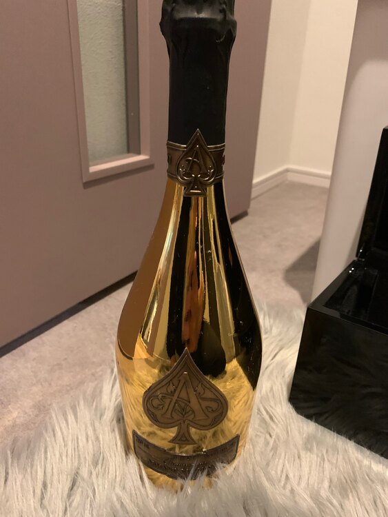 シャンパン アルマン・ド・ブリニャック （お酒）の商品画像 - 査定依頼日：2025年2月20日 - 最高査定価格：27,000円