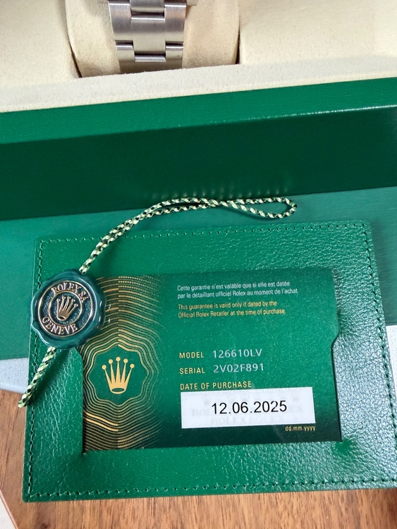 サブマリーナー デイト グリーン（高級時計）の商品画像 - 査定依頼日：2025年12月25日 - 最高査定価格：2,350,000円