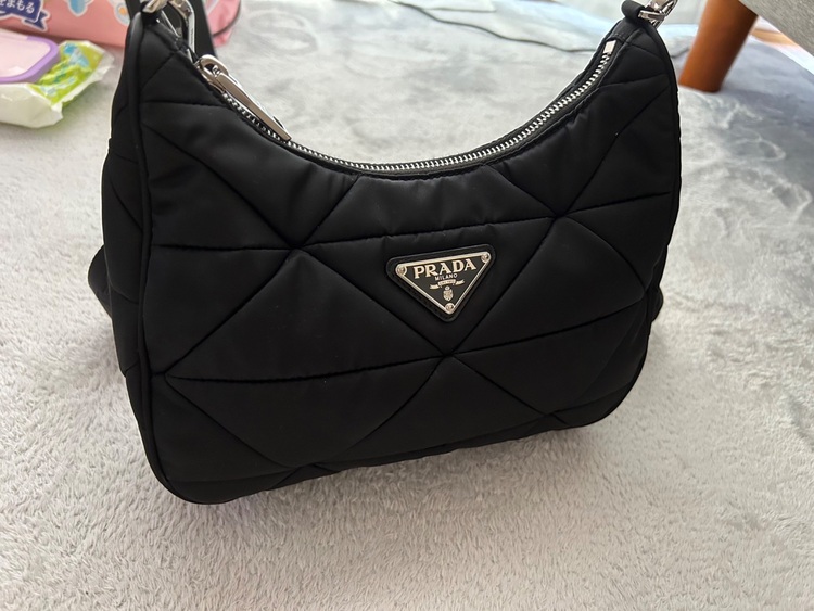 PRADA　Re-Nylon　パデットバッグ（ブランドバッグ）の商品画像 - 査定依頼日：2025年6月20日 - 最高査定価格：180,000円