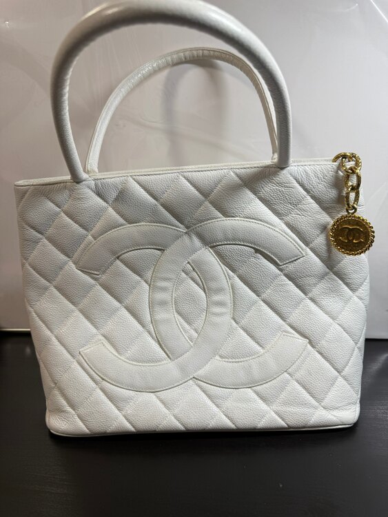 白（ブランドバッグ）の商品画像 - 査定依頼日：2025年1月11日 - 最高査定価格：82,000円