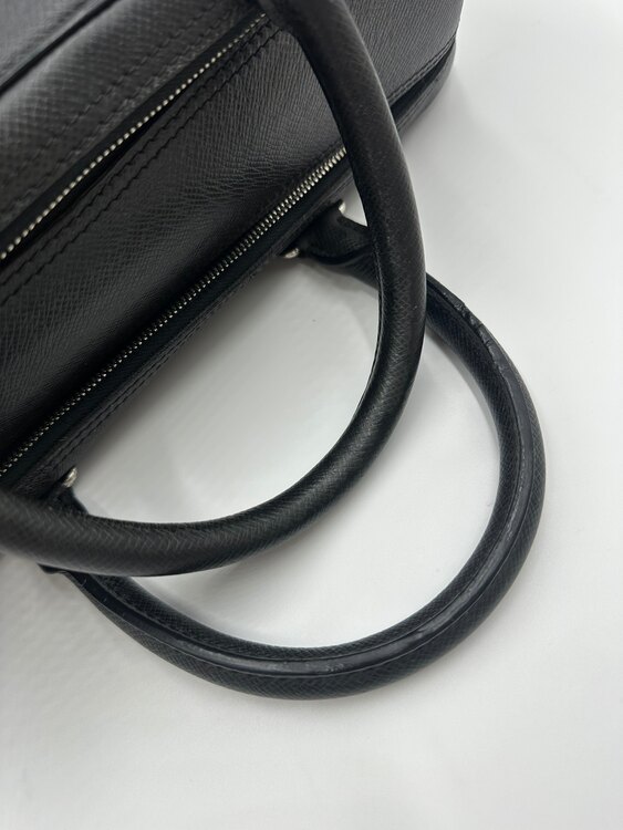  オーバーナイト ノワール タイガ シルバー金具 （ブランドバッグ）の商品画像 - 査定依頼日：2025年5月22日 - 最高査定価格：40,000円