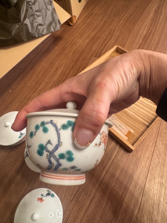 13代柿右衛門　湯呑み（美術品・骨董品）の商品画像 - 査定依頼日：2026年1月31日 - 最高査定価格：8,000円