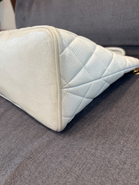 CHANEL 復刻トート ホワイト ゴールドファスナー（ブランドバッグ）の商品画像 - 査定依頼日：2026年6月16日 - 最高査定価格：140,000円