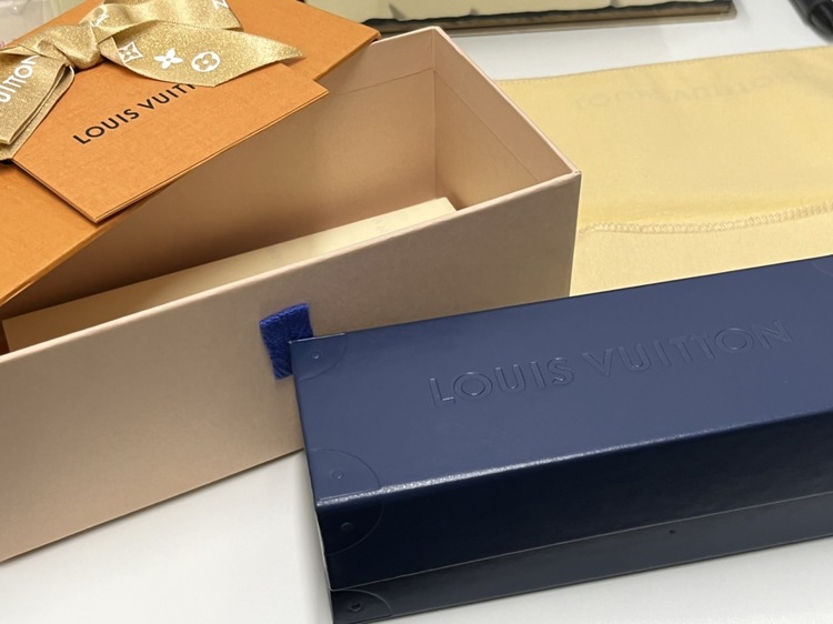 ルイヴィトン　タイガ財布（ブランド財布・小物）の商品画像 - 査定依頼日：2022年3月13日 - 最高査定価格：1,000円