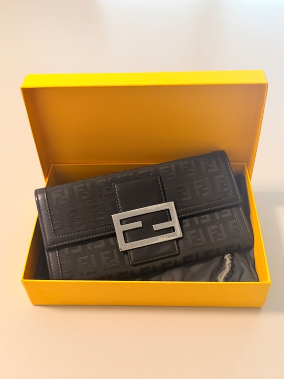 フェンディ  （ブランドバッグ）の商品画像 - 査定依頼日：2026年4月12日 - 最高査定価格：12,000円