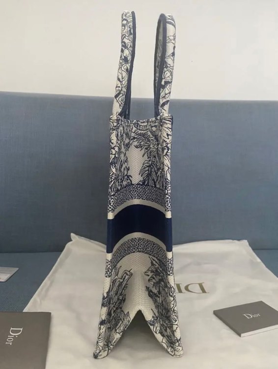 ブックトート ネイビー（ブランドバッグ）の商品画像 - 査定依頼日：2023年8月25日 - 最高査定価格：270,000円