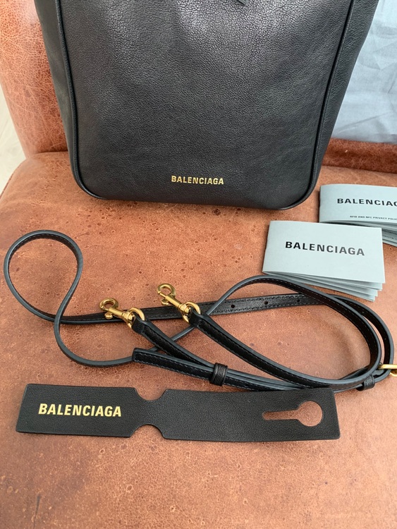 バレンシアガ  （ブランドバッグ）の商品画像 - 査定依頼日：2025年9月18日 - 最高査定価格：90,000円