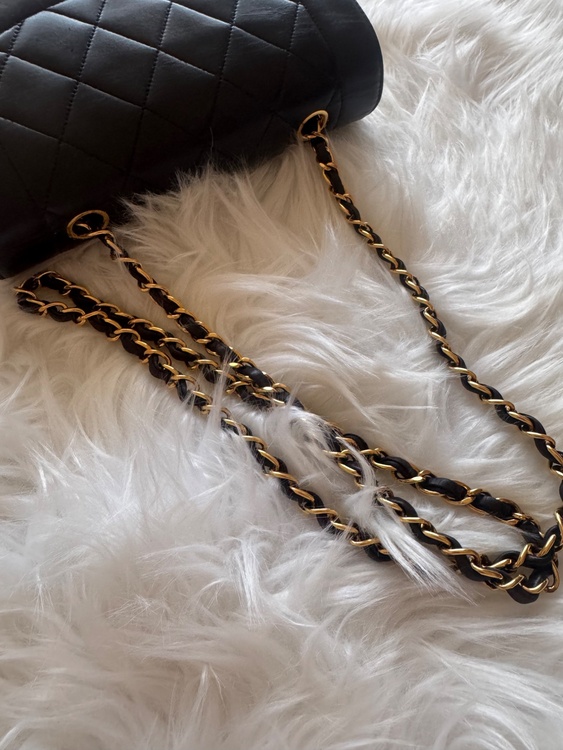 CHANEL ダイアナフラップ　黒　2番台（ブランドバッグ）の商品画像 - 査定依頼日：2026年10月7日 - 最高査定価格：400,000円