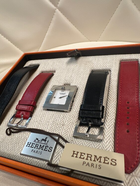 腕時計　ベルト赤・黒（ブランド財布・小物）の商品画像 - 査定依頼日：2025年4月15日 - 最高査定価格：40,000円