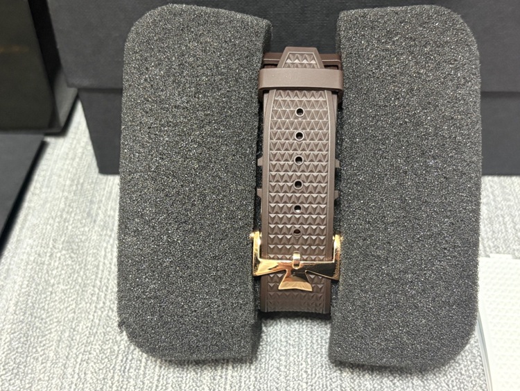 ヴァシュロン コンスタンタン オーヴァーシーズ （高級時計）の商品画像 - 査定依頼日：2025年6月21日 - 最高査定価格：4,000,000円