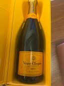 ヴーヴクリコ（お酒）の商品画像 - 査定依頼日：2024年2月8日 - 最高査定価格：6,000円