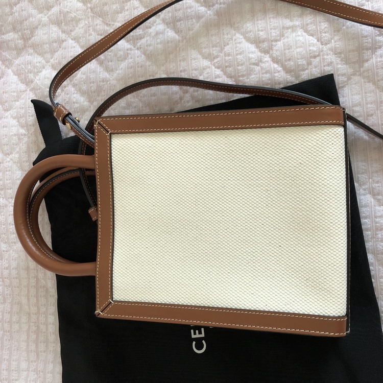 ミニ バーティカル CELINE カバ /  サルキープリント （ブランドバッグ）の商品画像 - 査定依頼日：2021年7月3日 - 最高査定価格：44,000円