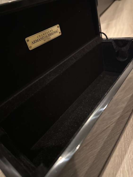 シャンパン アルマン・ド・ブリニャック （お酒）の商品画像 - 査定依頼日：2026年1月6日 - 最高査定価格：100,000円